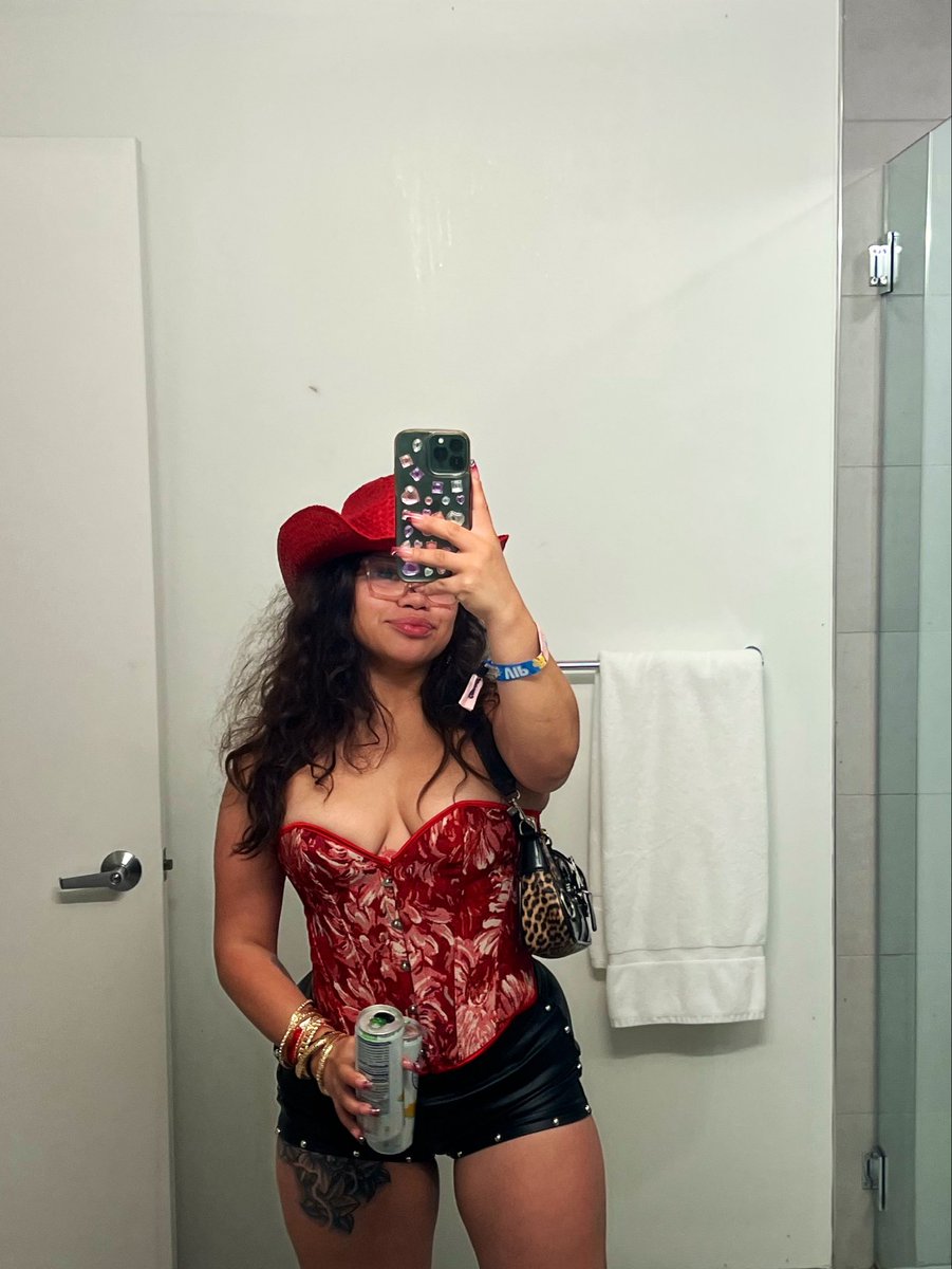killakelz__'s tweet photo. Chi city you owe me nothing🖤 except anotha trip 🌹🇲🇽🇮🇹😍 https://t.co/7P8NkWK0wA
