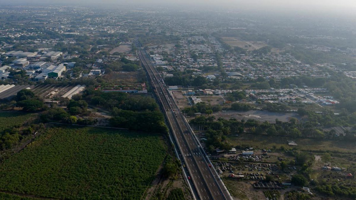 indira_vizcaino's tweet photo. Inauguramos el Puente Superior Ferroviario Arco Sur - Epitacia Zamora Teodoro, en Colima.🛣️

Esta #ObraQueTransforma fortalece la movilidad entre Colima y Villa de Álvarez, beneficiando directamente a miles de habitantes de la zona conurbada al eliminar las interrupciones ocasionadas por el cruce ferroviario.

Agradecemos a la presidenta Claudia Sheinbaum Pardo y a la Secretaría de Infraestructura, Comunicaciones y Transportes por impulsar obras estratégicas que mejoran la conectividad, seguridad vial y la calidad de vida de las y los colimenses.
