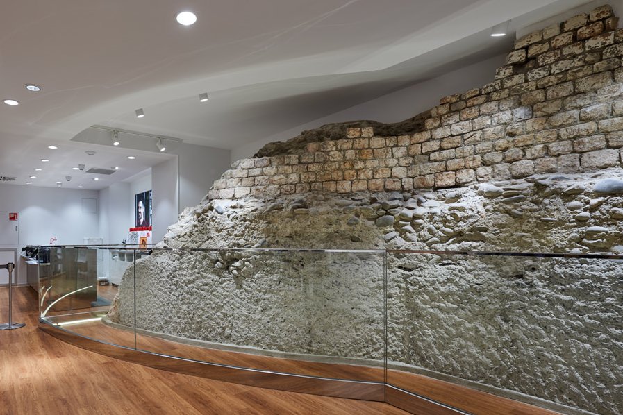 saintkanine's tweet photo. In Toulouse there are remains of the city wall from the Roman Empire in a Uniqlo https://t.co/LDYdDJfM73