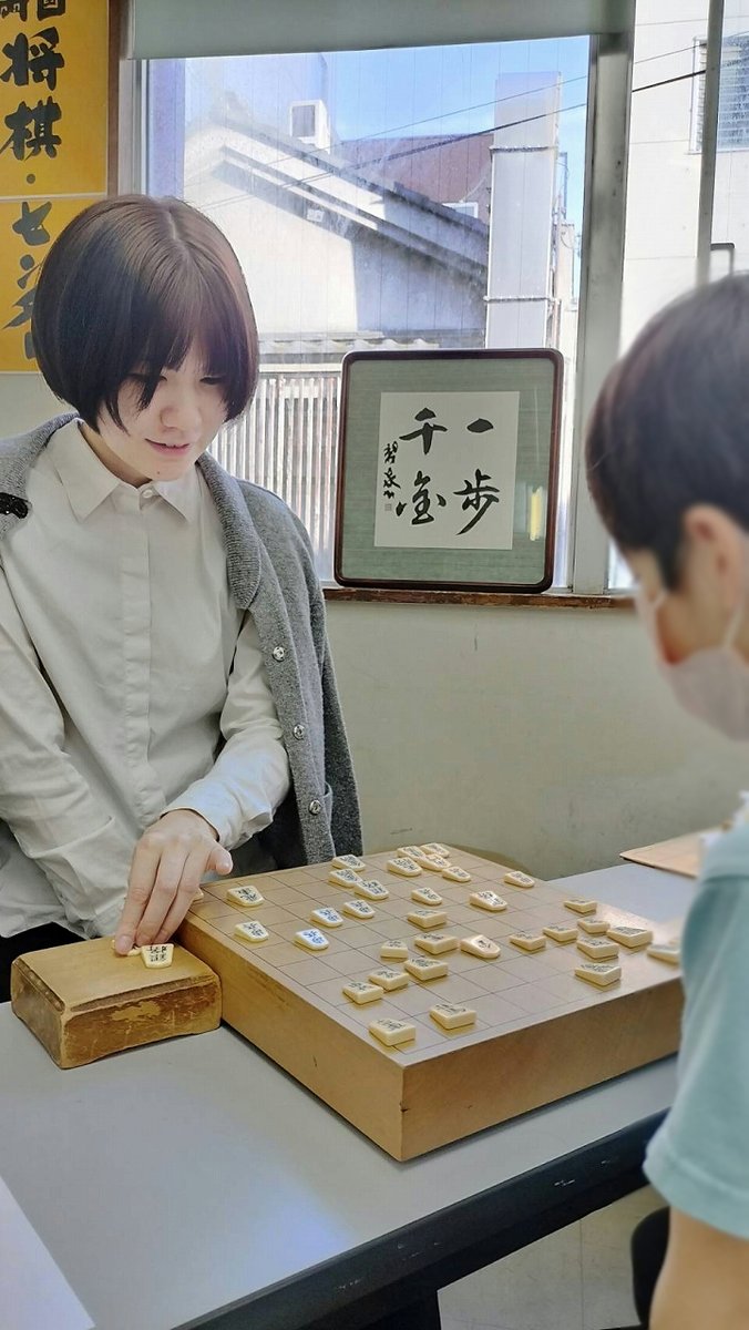 RShougi's tweet photo. 本日、清麗挑決戦を終えた磯谷祐維女流が結果報告にお立ち寄りくださりました。
はじめは少しガッカリしておりましたが、子供たちの笑顔に励まされた様子でした。
（将棋教室生にもご指導くださいました） https://t.co/LCBBncDAy9