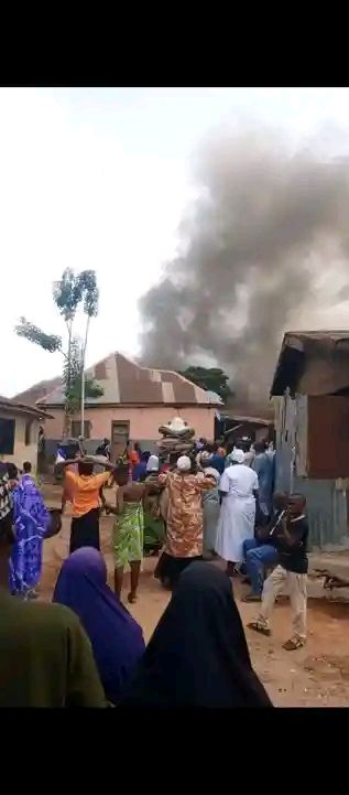 WesternPulse88's tweet photo. Many Nigerian people have set their houses on fire after hearing that the material used to build their houses are from South Africa. https://t.co/JRgLxceZ10