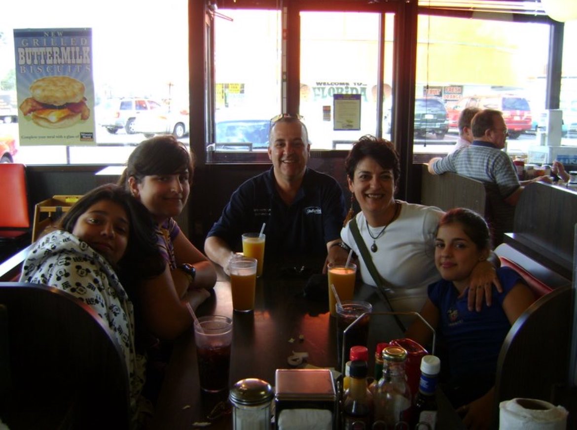 duudamousinho's tweet photo. A minha infancia foi perfeita sim! 
Café da manhã de waffles em kissimmee FL ♥️ https://t.co/08LsroUiZN