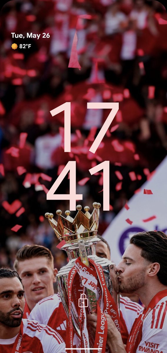 UrBoyMox's tweet photo. CHALLENGE

Lock Screen.                                   Home Screen. https://t.co/w8rcn73gXh