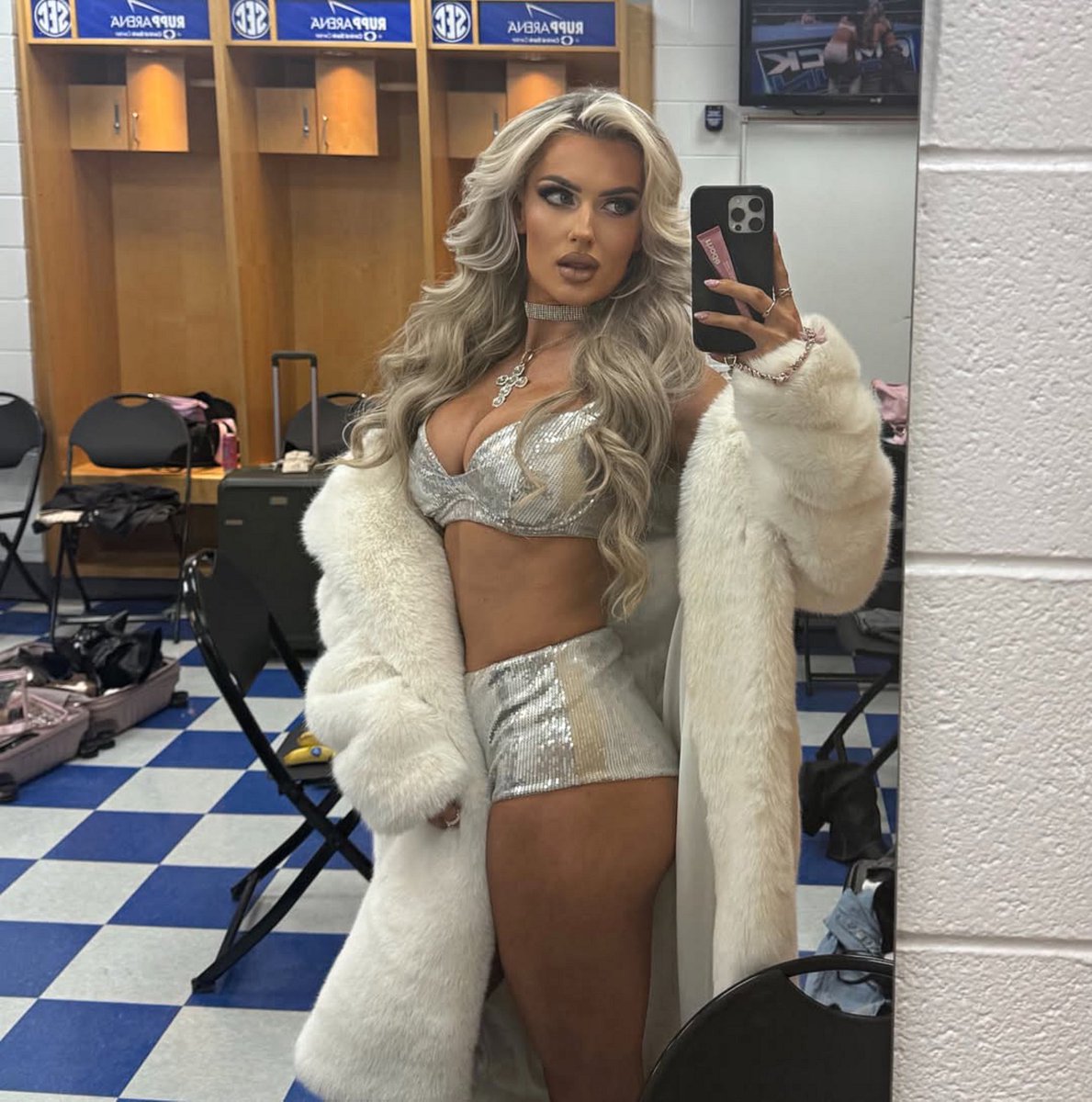 WalksLikeMonroe's tweet photo. They’d be like, "Who is she?” 

Iced up from head to toe with a desirable look in her eyes and with a bite on the finger. She’s a whole different animal that you don't want to mess with. It’s a new era for Blake Monroe, and I’m feeling the need for gold around my waist. https://t.co/ZybWAECZzY