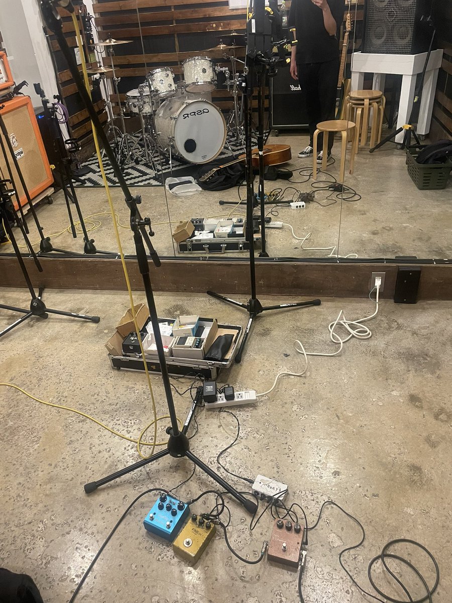 ghost_summer's tweet photo. 個人練２時間歌ってやっとあったまってきた
声はすっかり枯れたけど良い調子
あと１時間🎸🎤 https://t.co/SaHqIeFdHH