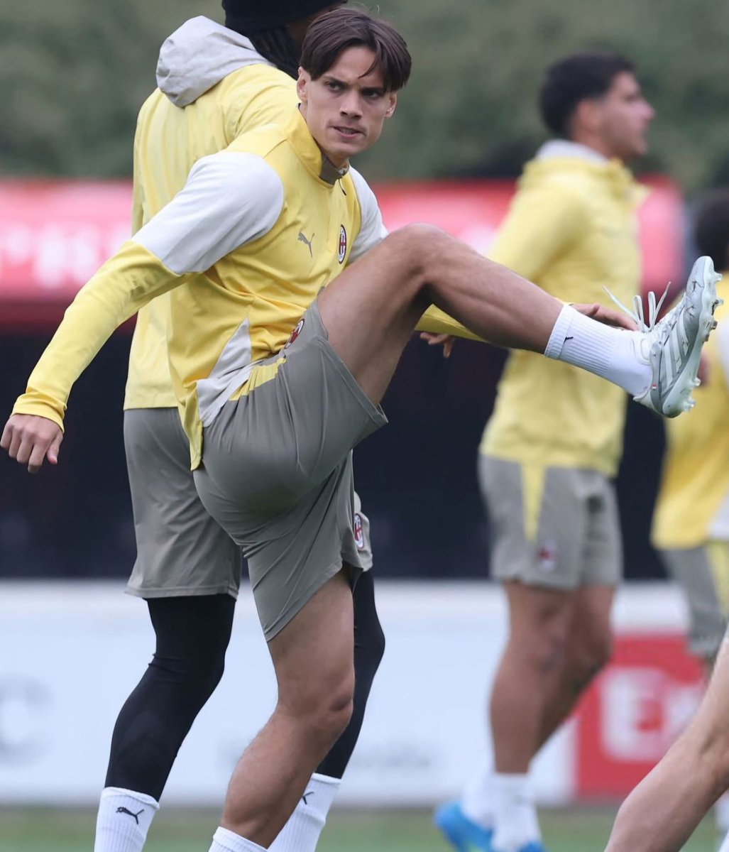 FootieladsUK's tweet photo. Amazing 🍑 https://t.co/OgYm2YD9PJ