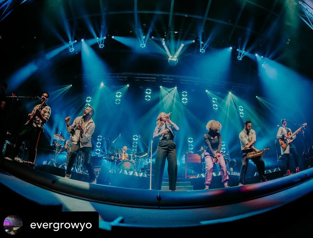 TheRobeWay's tweet photo. Lighting up Lake Street Dive on a #TourShotTuesday with LD Jason Gutworth &amp; a rig using @Robelighting Footsie 1 &amp; 2 luminaires supplied through @GSPSProduction. (📸 Luda Ronky)

#therobeway #gatewayproductionservices #robelighting #robeintherig https://t.co/DUQJ2HB1Pw