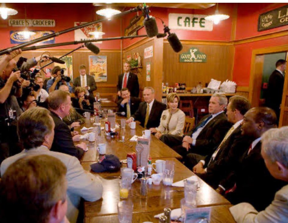 GeorgeBushTX's tweet photo. (@PoliGsim)

EI Paso, Texas.

I visited a cafe in EI Paso, which is an important Latinos spot. I like them and defend the whole Latinos. At the Election Day, we will need more turnout of Latinos. 

Make your voice. https://t.co/iIB30tdjUr