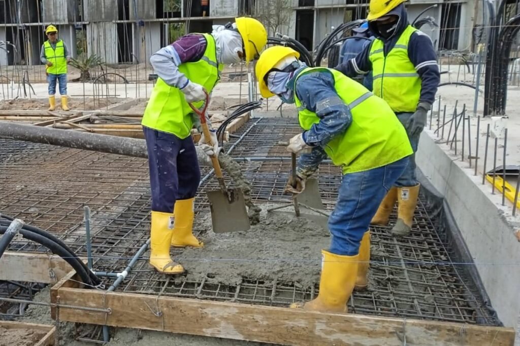apivecuador's tweet photo. El crédito hipotecario vuelve a dinamizar al sector #vivienda en #Ecuador. Durante el primer trimestre de 2026, los desembolsos crecieron más de 20 %, reflejando una mayor liquidez en el sistema financiero y una recuperación progresiva de la confianza para invertir en vivienda.
El acceso al financiamiento continúa siendo un factor clave para impulsar la #construcción y el mercado inmobiliario.

👉 Lee más: https://t.co/M8ZlALUu88

#CréditoHipotecario #DesarrolloUrbano #EconomíaEcuador