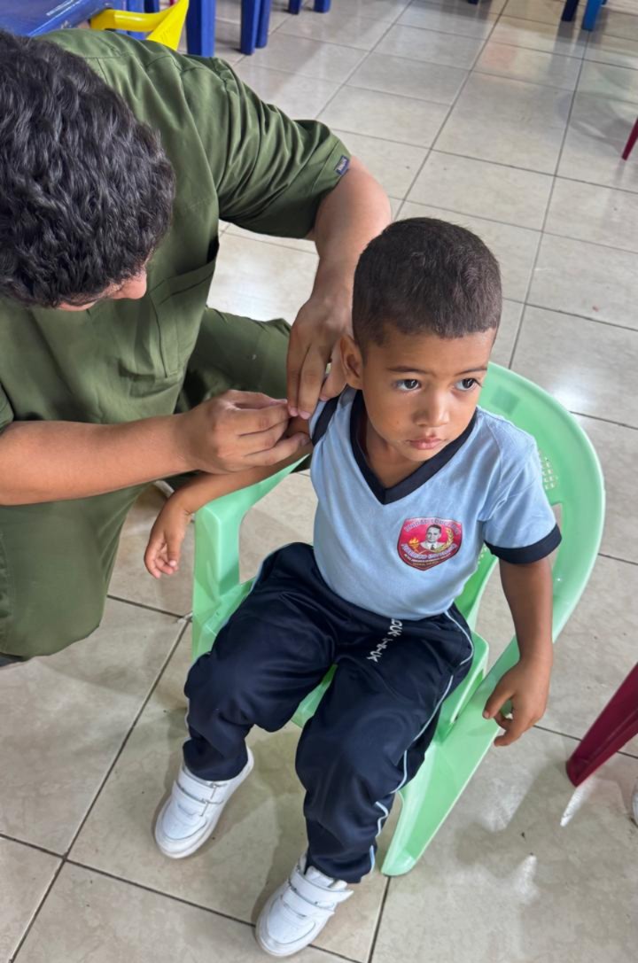 DPS_LosRios's tweet photo. #Valencia | El personal del Centro de Salud Federico Intriago realizó la Campaña de Vacunación “Puesta al Día”, a la población susceptible menor de 5 años, para completar el esquema regular de inmunización y proteger la salud de niñas y niños mediante vacunas seguras y oportunas. https://t.co/zz7mGgctId