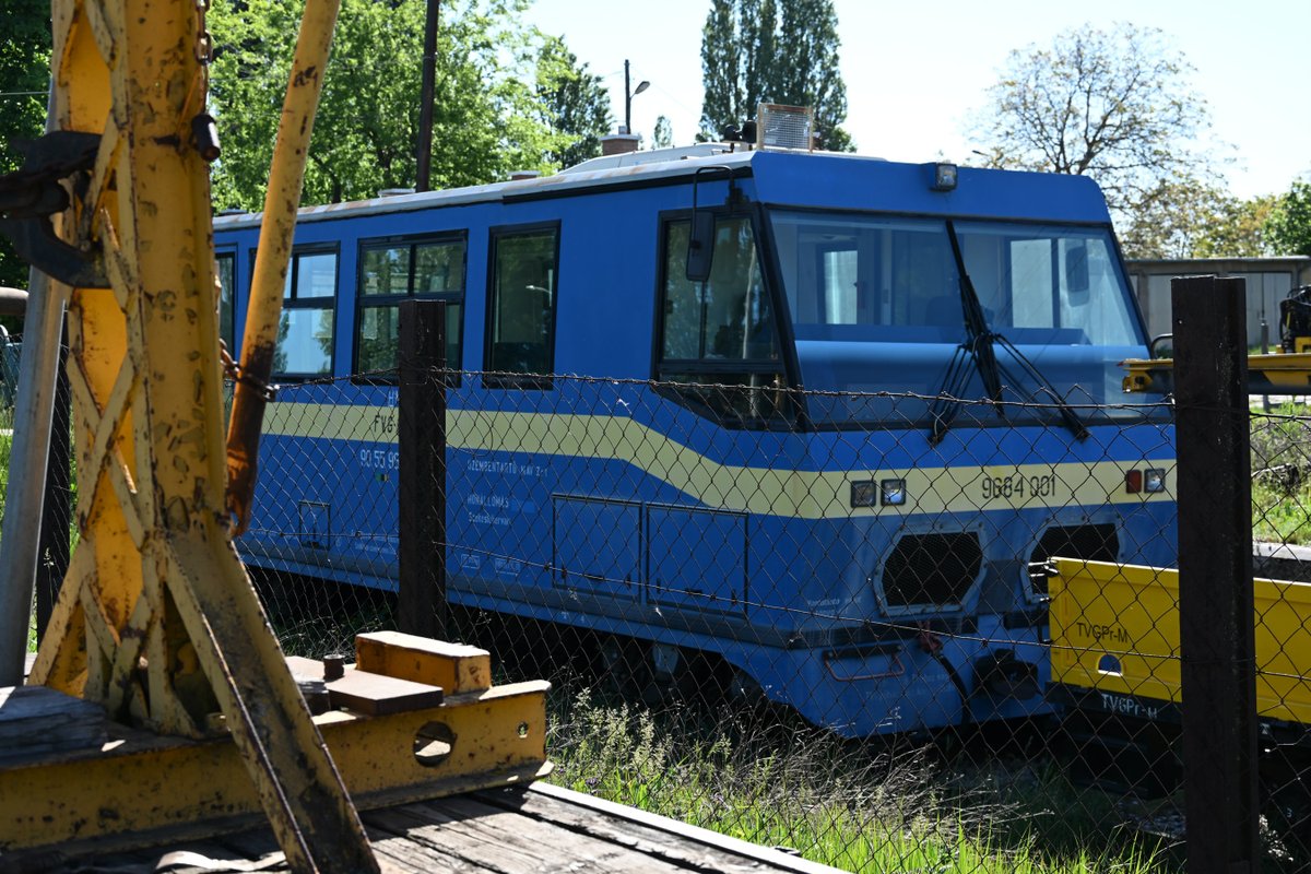 hosen_okiba's tweet photo. 2026/4/30 Székesfehérvár駅 
ハンガリー国鉄の気合入りまくった人員輸送のモータカー
苗穂のパンダ号かな？いやそれ以上にちゃんと人員輸送してないか？？？
これもメーカーよく分らん。。。 https://t.co/OGpmDXqag2