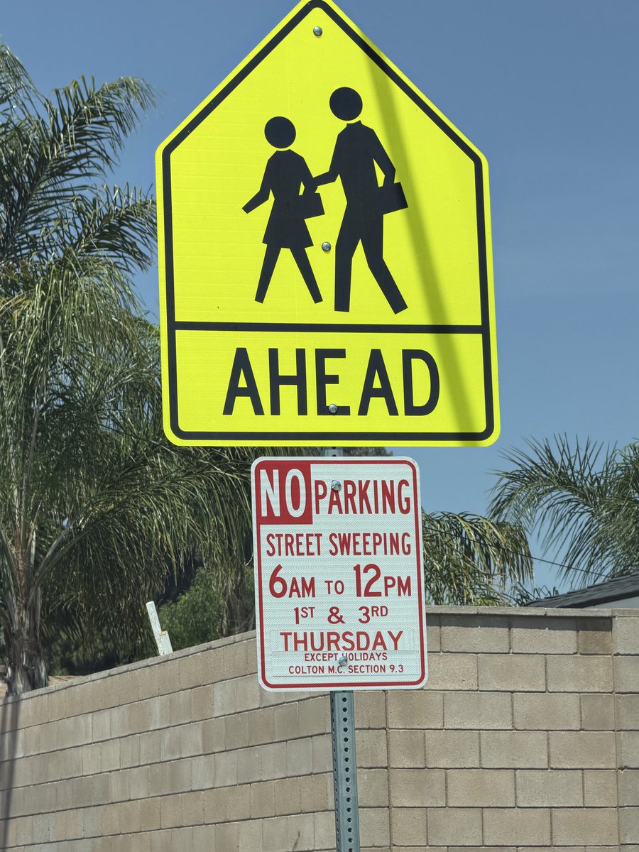 EchevarriaFor's tweet photo. Street sweeping happens Monday - Thursday between 6AM - 12PM. So let your neighbors know to refrain from parking in those areas, on the posted days &amp; times, so our streets &amp; gutters can be cleaned.

Please share this video and help spread the word throughout our community. https://t.co/FUMBoGgXPA