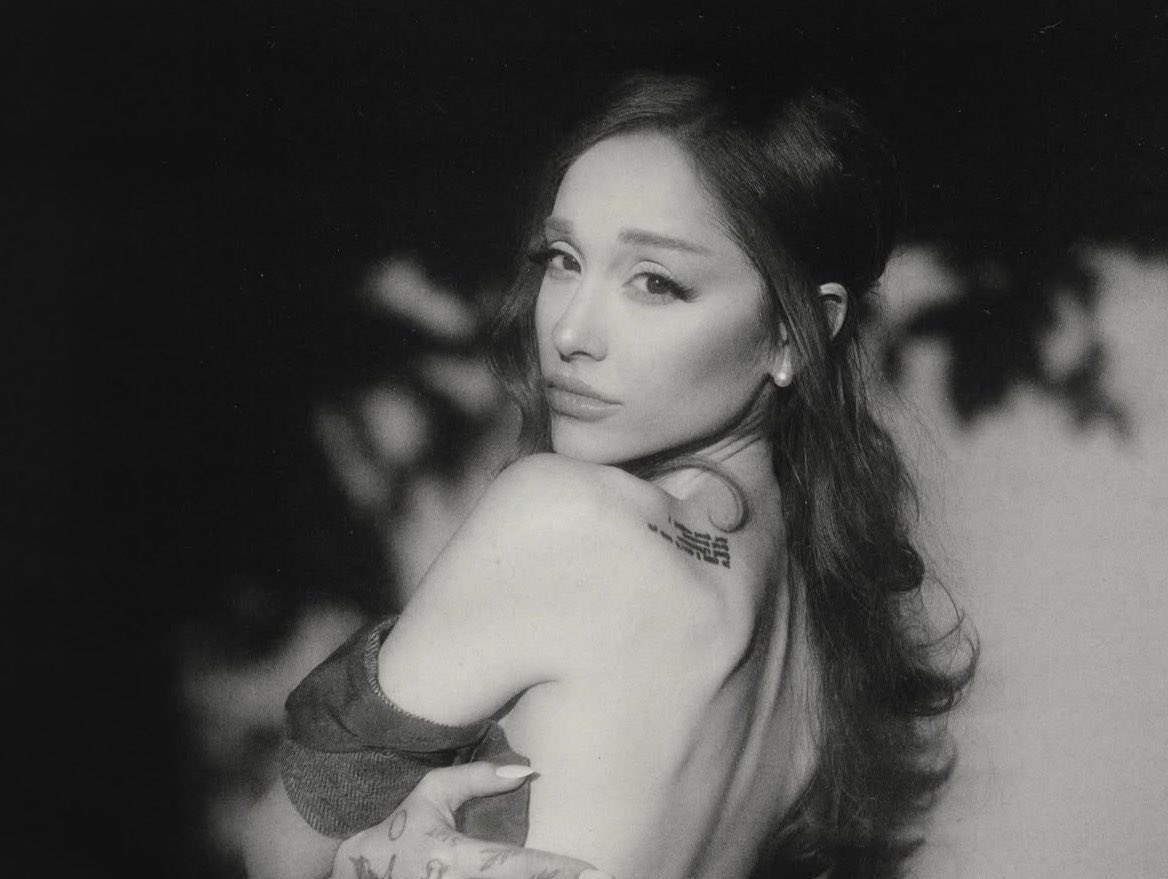 Ariana Grande Charts tweet media