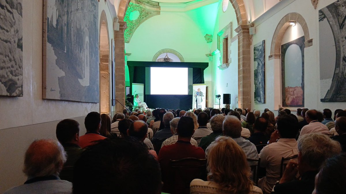 interoleo's tweet photo. Hoy hemos asistido a las III Jornadas Técnicas organizadas por Almazara La Loma en la Ermita Madre de Dios de Úbeda. 
Asistimos a tres interesantes ponencias impartidas por profesionales del sector. 

#AlmazaraLaLoma https://t.co/ryHcd0WaW8