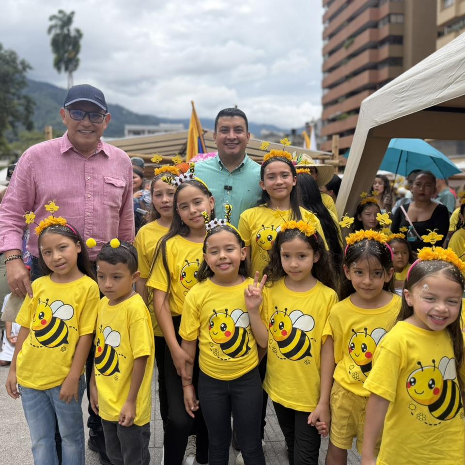 CONCEJOIBAGUE's tweet photo. 🐝🌎 En Ibagué seguimos promoviendo la protección de las abejas y los polinizadores, fundamentales para la vida y la biodiversidad. Desde el Concejo Municipal apoyamos iniciativas que construyen una ciudad más sostenible y consciente. 🌿

#SiempreParaLosIbaguereños https://t.co/KseLjAYoe7