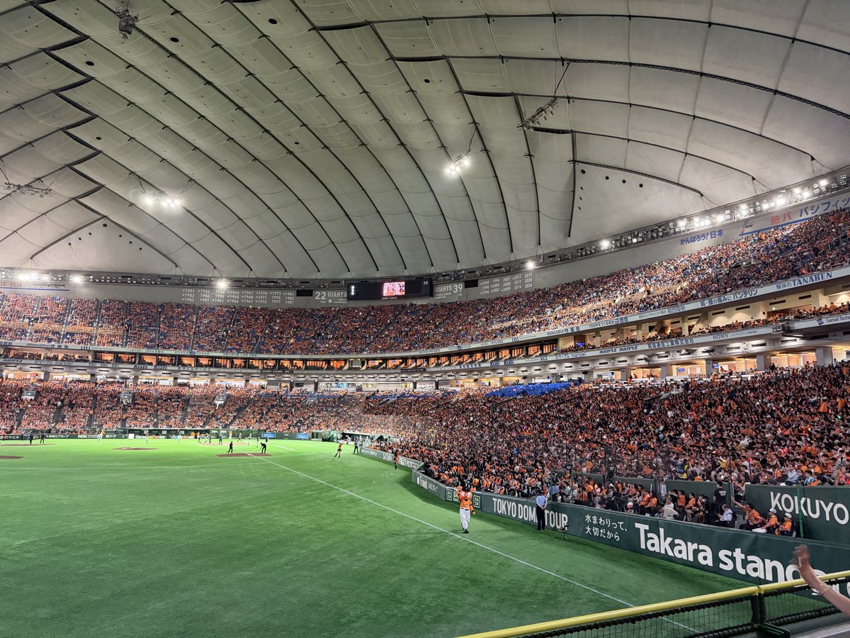 BondFetters's tweet photo. 2026日本生命セ・パ交流戦 読売ジャイアンツvs福岡ソフトバンクホークス⚾️🏟️
東京ドーム1戦目に行ってきました！たかほー✨ホームラン3発飛び出して見事ホークスの勝利しました🙌明日も応援頑張ります‼️ https://t.co/x7BQN8NDxM