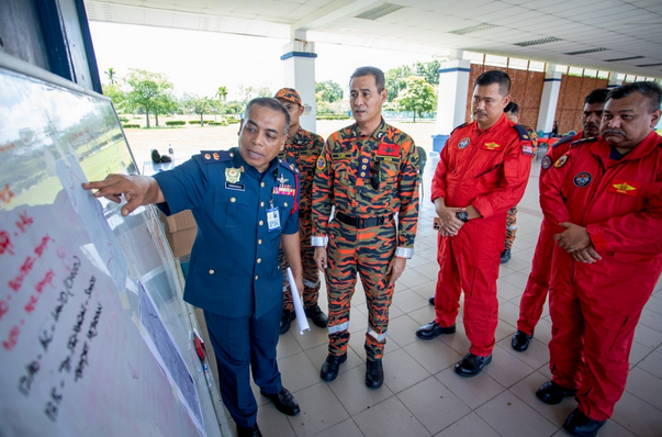 SinarOnline's tweet photo. Jaslinda dipercayai tersasar, bergerak ke arah Gunung Rayu

Penemuan botol air dan bungkusan dipercayai milik pendaki wanita yang hilang di Gunung Batu Putih menjadi petunjuk terbaharu dalam operasi mencari dan menyelamat (SAR) mangsa Jaslinda Saludin, 49.

Artikel: https://t.co/RYnJtP7OCi

#sinarharian #beritaterkini #pendaki #hilang #jaslinda