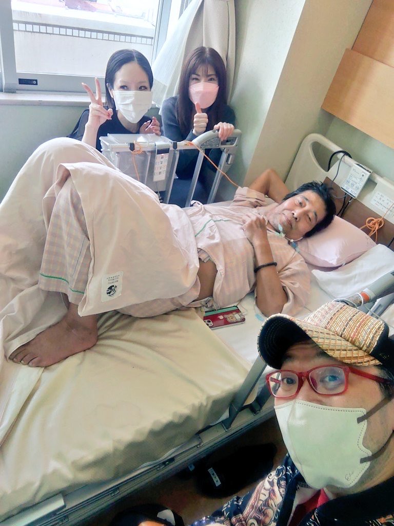 fujiyamabase's tweet photo. 明日の予定だった手術が
明後日に変更になり
皮膚があがる機械を入れる予定に
なりました。

今日は格子戸さんと、いずみちゃんが
面会に来て下さり、
たくさん元気を頂きました🤲
本当にありがとうございます。

十兵衛さん最新状況更新しました

https://t.co/EptBmN7q7V https://t.co/a9g7ppUbZc