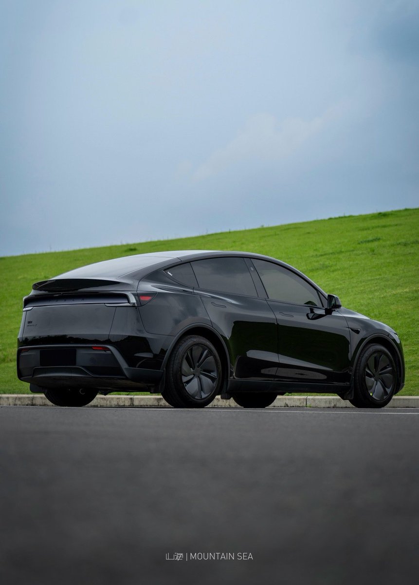 TeslaNewswire's tweet photo. 📸 Diamond Black Tesla Model Y https://t.co/FQBxd0mu8m