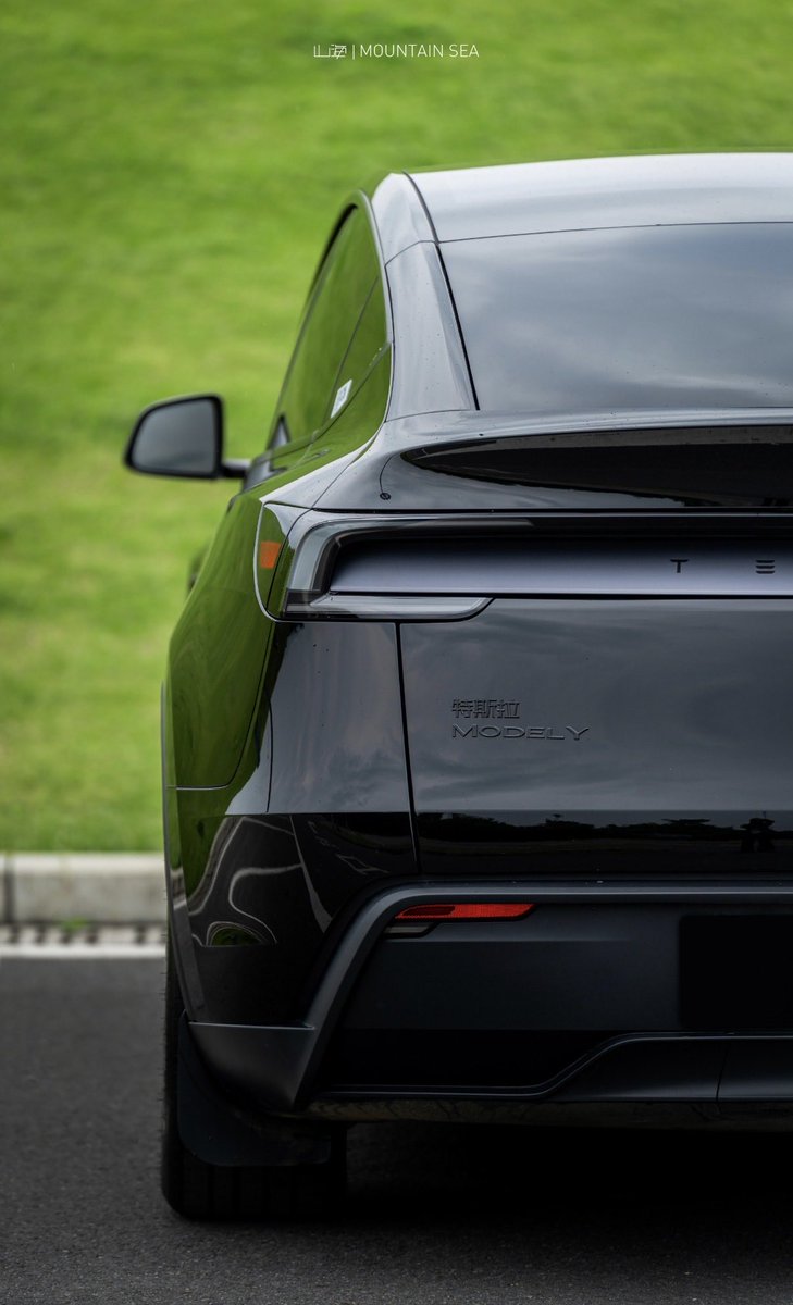 TeslaNewswire's tweet photo. 📸 Diamond Black Tesla Model Y https://t.co/FQBxd0mu8m