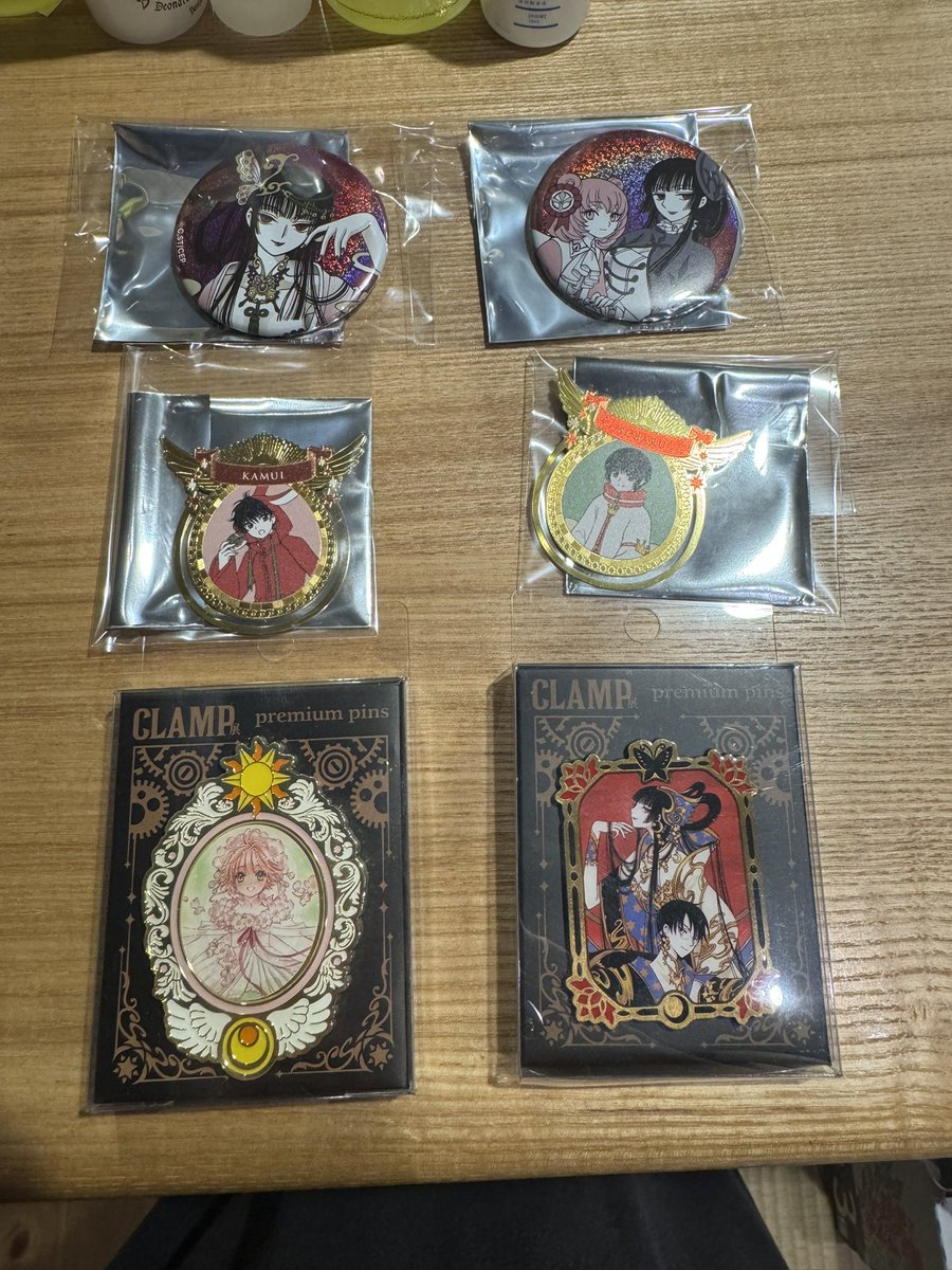 satitomo's tweet photo. 【交換】CLAMP展 
キラキラクリアステッカー　マグネット  缶バッジ
キャラ:CCさくら ツバサ HOLIC ちょびっツ CLOVER 魔法騎士レイアース

譲:画像参照
求:リプライ参照
紫と赤の2重丸はどうしても欲しいため、CCさくらなら写真以外にもお出しできます。
手渡し:中央線山手線沿い相談。発送ok。 https://t.co/0iLcBAWCGN