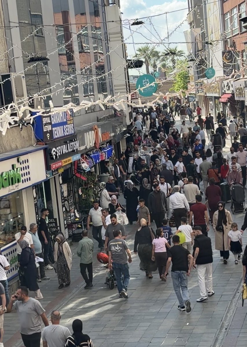 gebzecom's tweet photo. Gebze’de arife günü…
Kalabalığın içinde bayram telaşı, sokaklarda tatlı bir heyecan var.
Esnafın sesi, insanların koşuşturması ve yüzlerdeki bayram hazırlığı şehre ayrı bir huzur katıyor. https://t.co/h2aBbeUriG