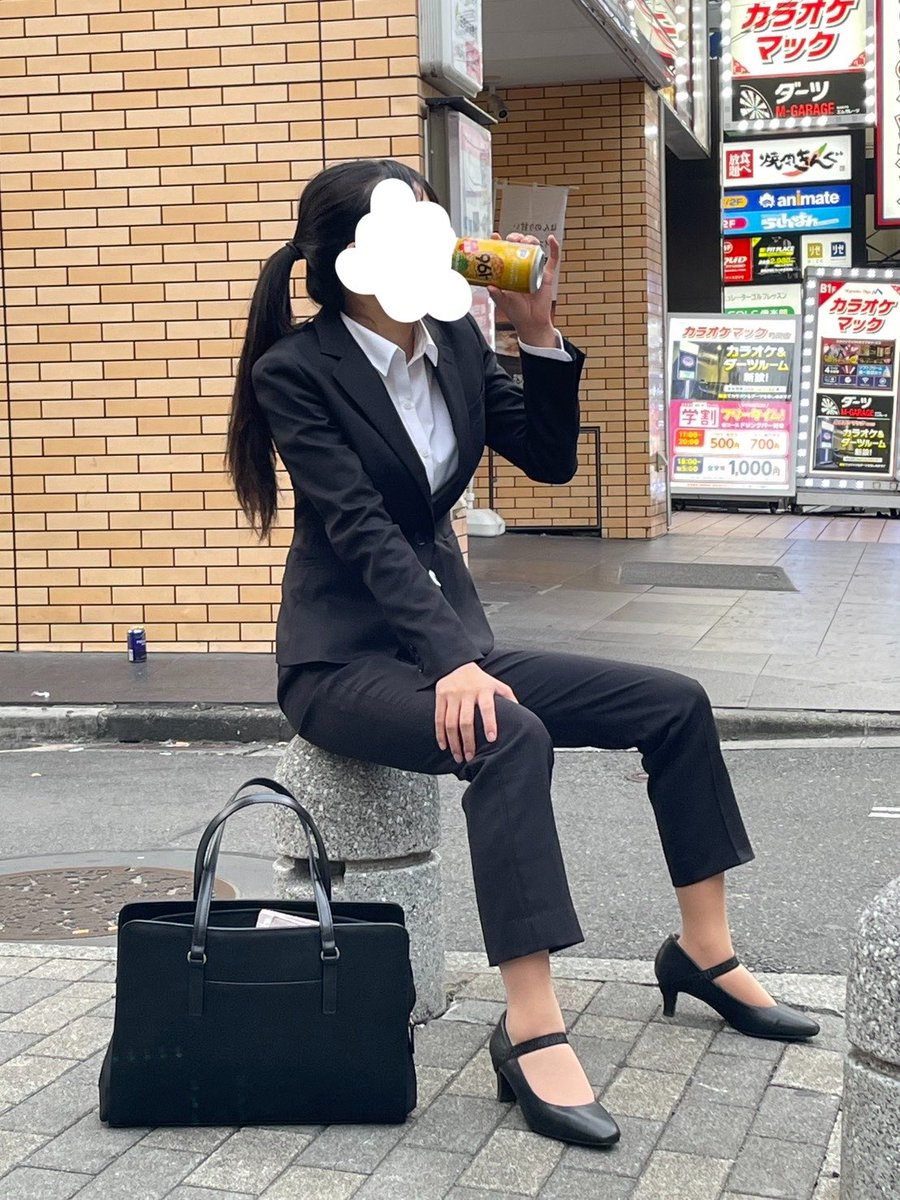 okanehoshii7's tweet photo. 最近は忙しい上に人間関係で揉めまして、ストレスがかかりすぎた結果寝ないで面接へ行き、そのまま昼過ぎまで飲みまくり限界就活生になっている所を友達に激写されました。 https://t.co/OmWtGTjFZa