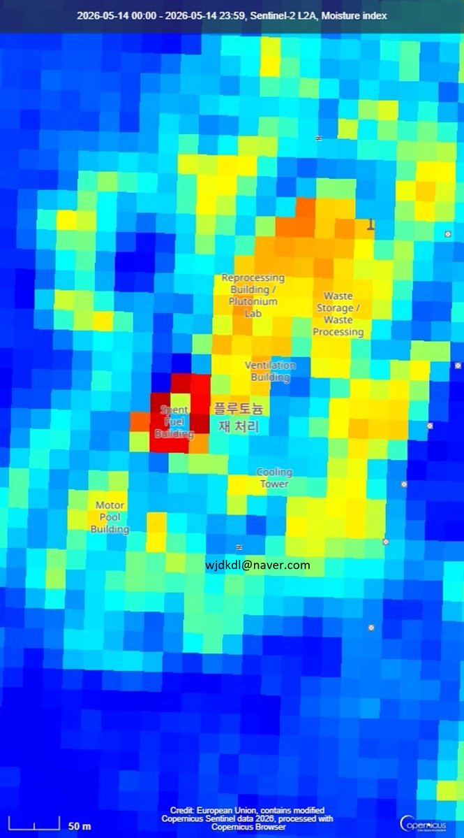 Blackeyesko's tweet photo. Anomalies have been observed at North Korea's nuclear reprocessing facility in Yongbyon. 
The outer walls of certain buildings have changed to white, and the spent nuclear fuel storage facility exhibited its maximum level of water vapor emissions in May.
Changes in the supporting infrastructure around the facility are also noteworthy.
#Sentinel2 #SatelliteImagery #NorthKorea #Yongbyon #OSINT @38NorthNK @JamesMartinCNS @JamesMartinCNS @nknewsorg