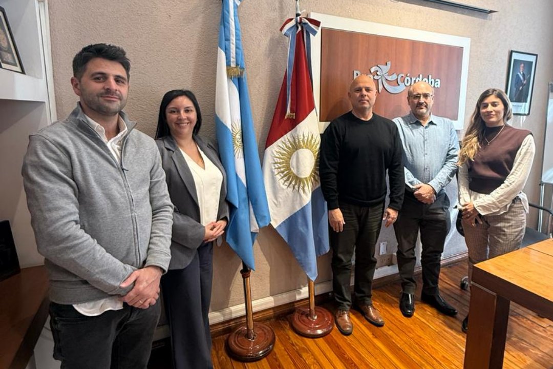 AgenciaProCba's tweet photo. Estrechamos vínculos con el ecosistema #tech de #Chile 🇨🇱🤝🇦🇷

Recibimos a Andrea Nieto, presidenta de @ChiletecOrg, la Asociación de Empresas Chilenas de Tecnologías que promueve el desarrollo de la industria tecnológica digital en el país trasandino.

✅ Conversamos sobre estrategias para potenciar la complementariedad de la oferta tech de Chile y #Córdoba, la necesidad de profundizar instancias de capacitación y modelos de promoción de la Inteligencia Artificial. Además planificamos instancias de colaboración en eventos de relevancia para el sector como América Digital Chile y la Córdoba Tech Week.

¡Seguimos tendiendo puentes tecnológicos! 🚀💡

---

Tighter bonds with #Chilean #tech ecosystems! 🇨🇱 🤝 🇦🇷 

We welcomed Andrea Nieto, president of @ChiletecOrg, the Association of Chilean Tech Businesses that promotes the development of the digital tech industry in the country.

✅ Discussions revolved around strategies to enhance the complementarity of offer between Chile and #Córdoba, the need for more profound training, and AI promotion models. The opportunity also served to plan collaboration events of significance to the sector, such as América Digital Chile and Córdoba Tech Week.

Working hard, building tech bridges! 🚀 💡