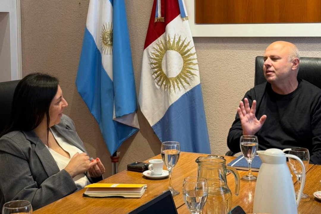 AgenciaProCba's tweet photo. Estrechamos vínculos con el ecosistema #tech de #Chile 🇨🇱🤝🇦🇷

Recibimos a Andrea Nieto, presidenta de @ChiletecOrg, la Asociación de Empresas Chilenas de Tecnologías que promueve el desarrollo de la industria tecnológica digital en el país trasandino.

✅ Conversamos sobre estrategias para potenciar la complementariedad de la oferta tech de Chile y #Córdoba, la necesidad de profundizar instancias de capacitación y modelos de promoción de la Inteligencia Artificial. Además planificamos instancias de colaboración en eventos de relevancia para el sector como América Digital Chile y la Córdoba Tech Week.

¡Seguimos tendiendo puentes tecnológicos! 🚀💡

---

Tighter bonds with #Chilean #tech ecosystems! 🇨🇱 🤝 🇦🇷 

We welcomed Andrea Nieto, president of @ChiletecOrg, the Association of Chilean Tech Businesses that promotes the development of the digital tech industry in the country.

✅ Discussions revolved around strategies to enhance the complementarity of offer between Chile and #Córdoba, the need for more profound training, and AI promotion models. The opportunity also served to plan collaboration events of significance to the sector, such as América Digital Chile and Córdoba Tech Week.

Working hard, building tech bridges! 🚀 💡