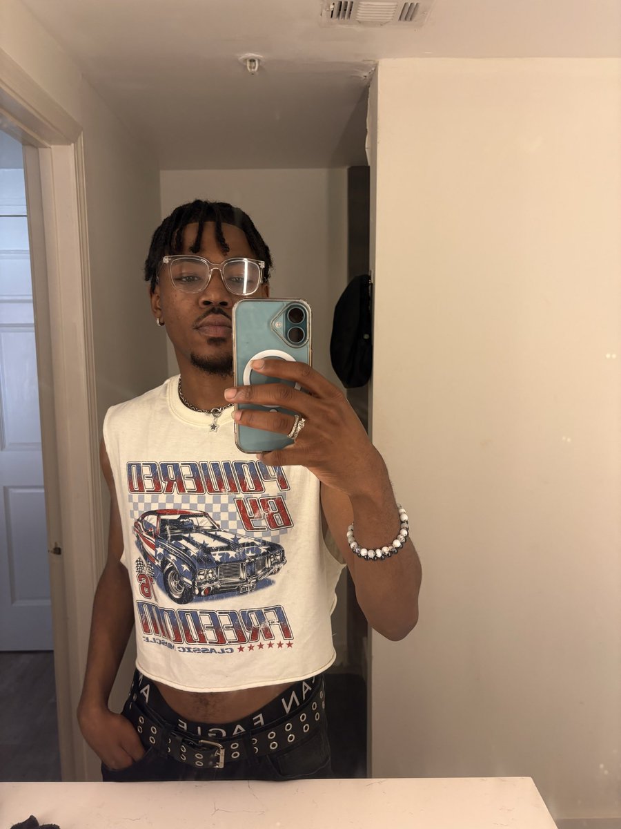 fam0usRob's tweet photo. jus updatin my feed 

glasses on or off ?? https://t.co/q043odaMow