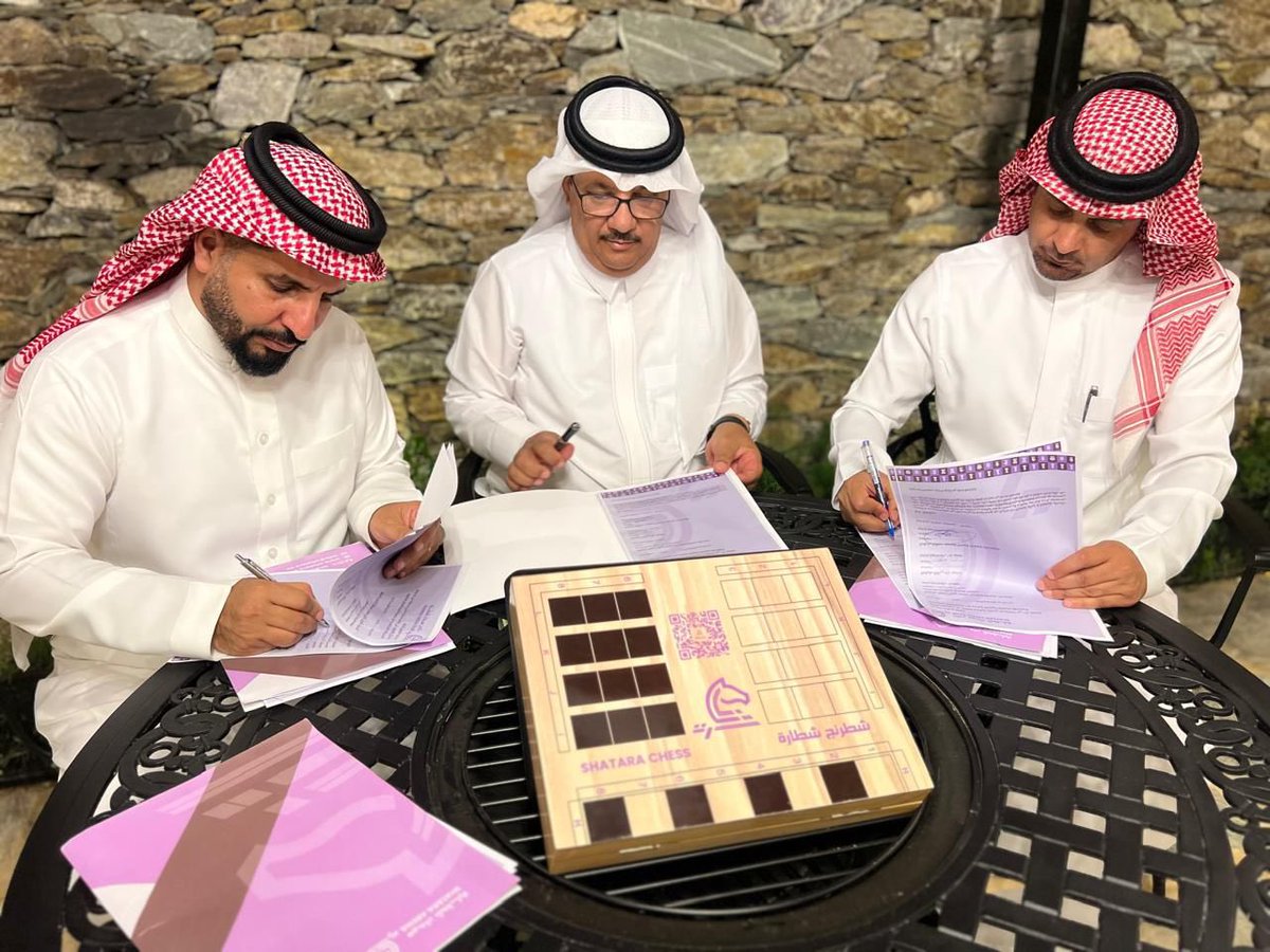 ATAWELAHTANMIA's tweet photo. وقّعت جمعية التنمية الأهلية بالأطاولة اتفاقيتي شراكة مع فريق “شطارة” ودار عوضة، لتنفيذ وتنظيم فعالية الشطرنج ضمن فعاليات “ألوان الباحة 2”، وذلك بهدف تقديم تجربة نوعية تجمع بين الترفيه وتنمية المهارات الفكرية والثقافية للمجتمع والزوار. 

وتأتي هذه الشراكات امتدادًا لحرص الجمعية على تعزيز التعاون مع الجهات المجتمعية والثقافية، بما يسهم في إثراء فعاليات “ألوان الباحة 2” وتقديم برامج مميزة تعكس الهوية الثقافية والاجتماعية للمنطقة.

#جمعية_التنمية_الأهلية_بالأطاولة
#ألوان_الباحة