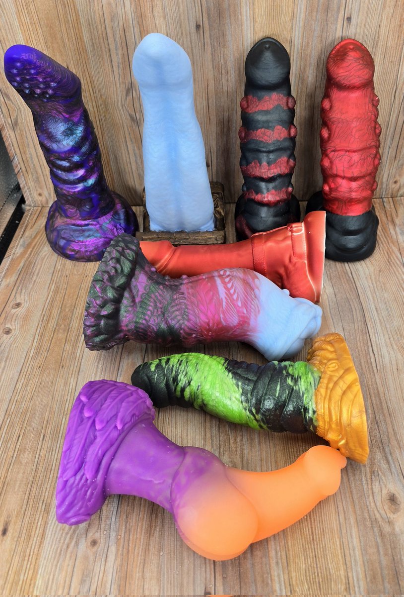 BardToys's tweet photo. Good Morning and Happy Tuesday!

We have a whole bunch of orders to ship out today, with the whole weekend,and all of Friday being on one day!

If you could see the silicone slinging around the shop while we ship and make things, oh the messes we make! 🤣 https://t.co/JvWzfJX3hz