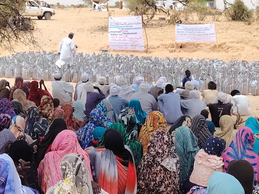 DOFDAHR's tweet photo. 📍 استجابة DOFDAHR الميدانية في الطينة – 25 مايو 2026

واصلت منظمة دارفور للتنمية والموارد البشرية DOFDAHR جهودها الإنسانية لدعم الأسر الأكثر احتياجاً في ولاية شمال دارفور، حيث تمكّن فريقها الميداني، بدعم كريم من @norskfolkehjelp ، من تقديم مساعدات غذائية لـ 1,100 أسرة في موقعي تجمع النازحين بمحلية الطينة (200 أسرة في #امراي و900 أسرة في#حامي).

في 25 مايو 2026، تم تنفيذ عملية التوزيع بنجاح، حيث تسلّمت كل أسرة سلة غذائية متكاملة شملت 11 كجم من الذرة، 1 كجم من السكر، 0.5 كجم من العدس، 1.5 لتر من زيت الطبخ، و800 جرام من الملح.

تأتي هذه الاستجابة في إطار التزام DOFDAHR المستمر بتعزيز الأمن الغذائي ودعم المجتمعات المتأثرة، وتأكيد دورها في إيصال المساعدات الإنسانية لمستحقيها بكفاءة وشفافية.

#DOFDAHR
#شمال_دارفور  
#الأمن_الغذائي  
#السودان
#NPA

📍 DOFDAHR Field Response in Al Tina – 25 May 2026

DOFDAHR continues its humanitarian efforts to support the most vulnerable communities in North Darfur. With the generous support of @NPA (Norwegian People’s Aid), the field team successfully delivered food assistance to 1,100 families in two IDP gathering sites in Al Tina locality (200 families in amarai and 900 families in Hamei).

On 25 May 2026, the distribution was successfully carried out, with each family receiving a complete food basket including 11 kg of millet, 1 kg of sugar, 0.5 kg of lentils, 1.5 liters of cooking oil, and 800 g of salt.

This intervention reflects DOFDAHR’s ongoing commitment to strengthening food security and delivering timely humanitarian assistance to those in need.

#HumanitarianResponse
#DOFDAHR  
#NorthDarfur
#FoodSecurity  
#NPA