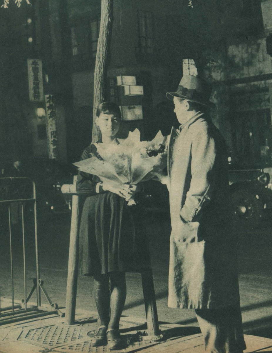 5Te6IA0NzW6JEYj's tweet photo. 昭和12年（1937年）、銀座で花を売っている女学生。濱谷浩撮影。戦前は主に酔客目当てで花を売る子供が多くいました。 https://t.co/Mpnr8aXqtJ