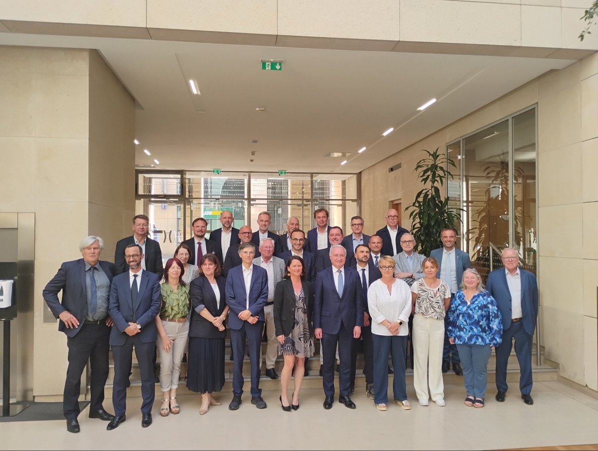 jlmoudenc's tweet photo. Honoré d’avoir été élu à l’unanimité Président de @France_urbaine par les maires et présidents de Métropoles de toutes sensibilités politiques, aux côtés d'élus reflétant une grande diversité géographique et politique.

Je salue le travail fait par @Johanna_Rolland, maire de Nantes et l’engagement de @nathalieappere, maire de Rennes, désormais 1ère Vice-présidente de l'association.

France urbaine rassemble les grandes villes, agglomérations et métropoles de notre pays, soit 30 millions de Français. Dans un contexte budgétaire, économique et international difficile, nous porterons ensemble la voix des territoires urbains, trop souvent stigmatisés ou oubliés dans les décisions nationales.

Logement, sécurité, mobilités, transition écologique, services publics : nos territoires urbains sont indispensables à la qualité de vie de tous les Français, et ne peuvent plus être les variables d’ajustement du budget de l’État.

Merci à mes collègues pour leur confiance. Au travail, maintenant. On joue collectif ! 💪🏼