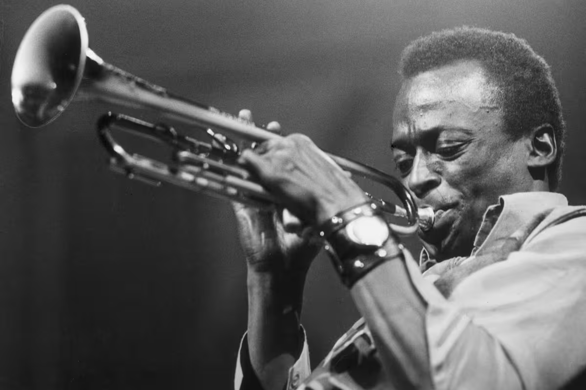 LaAgendaBA's tweet photo. En el centenario de Miles Davis, el autor se sumerge en su camino y la forma en que transformó la música.

✍️ Sergio Pujol. Siempre en el primer compás.
https://t.co/qSjMXobtWh https://t.co/Fze11QtnTz