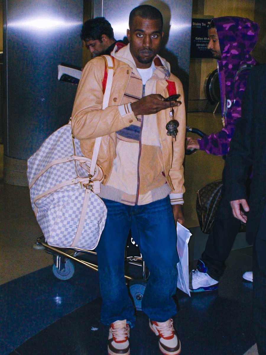 Manlike_Solz's tweet photo. Kanye West at LAX; Dec 14, 2006. Captured by Bauer-Griffin. https://t.co/GRzlEgDy5h