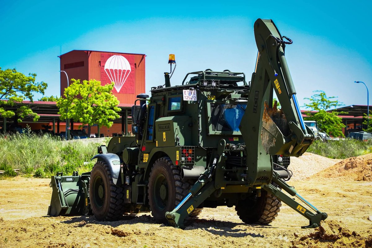 FUTER_ET's tweet photo. La cargadora retroexcavadora JCB HMEE empleada por #zapadores #BZPAC_VI #Paracaidistas combina movilidad táctica, protección blindada y capacidad de combate, permitiendo abrir rutas y retirar obstáculos.
#OrgulloIngenieroZapador
#BRIPAC
#BrigadaParacaidista
#SomostuEjército https://t.co/ESZ409gtz3