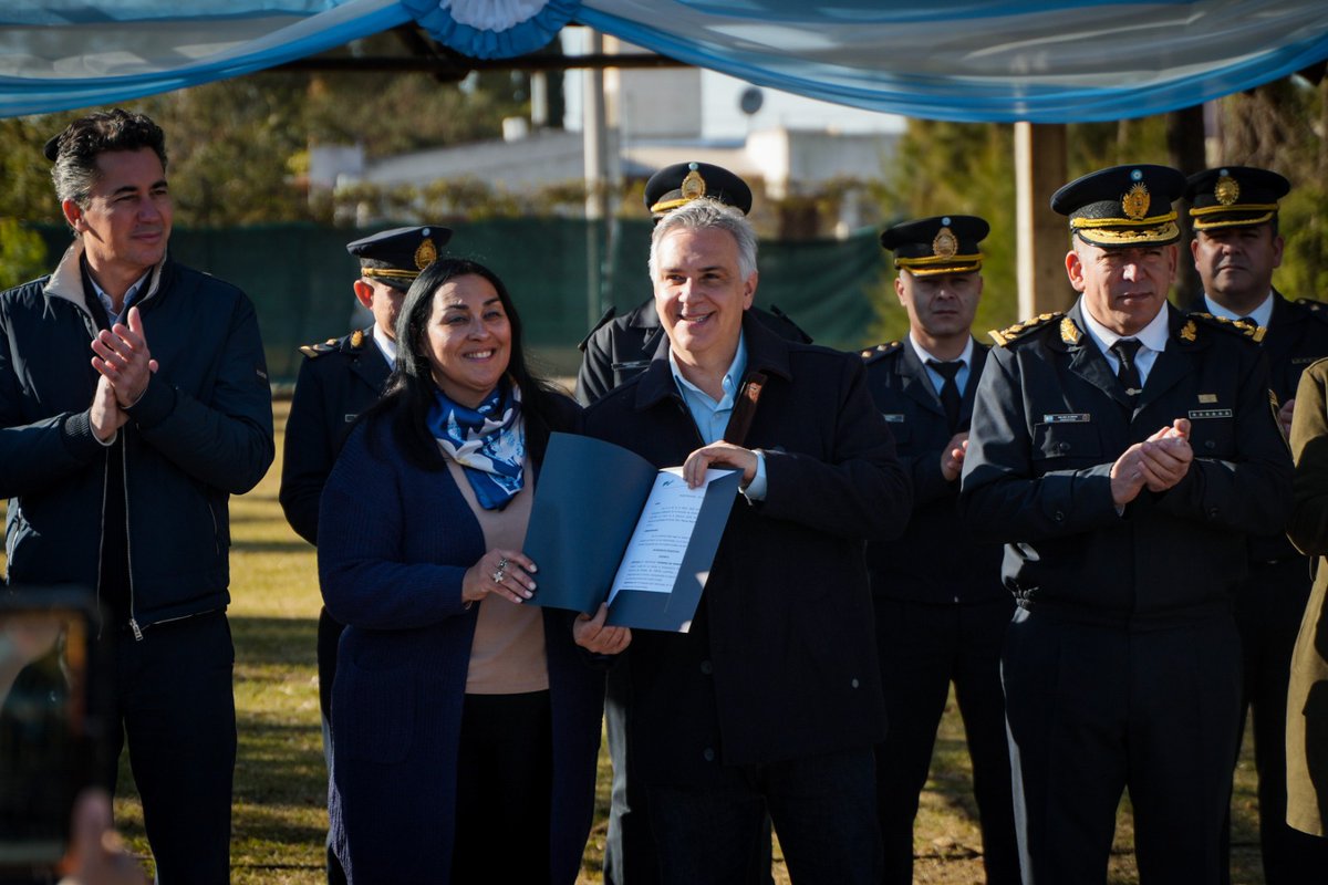 gobdecordoba's tweet photo. El gobernador @MartinLlaryora inauguró en #LaCarlota otro anexo de la Escuela de Suboficiales de Policía "Gral. Manuel Belgrano", donde se formarán los futuros efectivos del departamento #JuárezCelman y de la región. 👮♂️
👉 Se trata de una de las 23 sedes que se abrirán este año en el interior cordobés, con una capacidad total de 1700 estudiantes.
“Estamos tomando decisiones que multiplicarán las oportunidades de La Carlota en materia educativa. Este centro de formación, que hoy cuenta con sus primeros aspirantes, llegará a tener en un futuro entre 300 y 400 jóvenes estudiando”, declaró el mandatario.
#HacerParaCrecer