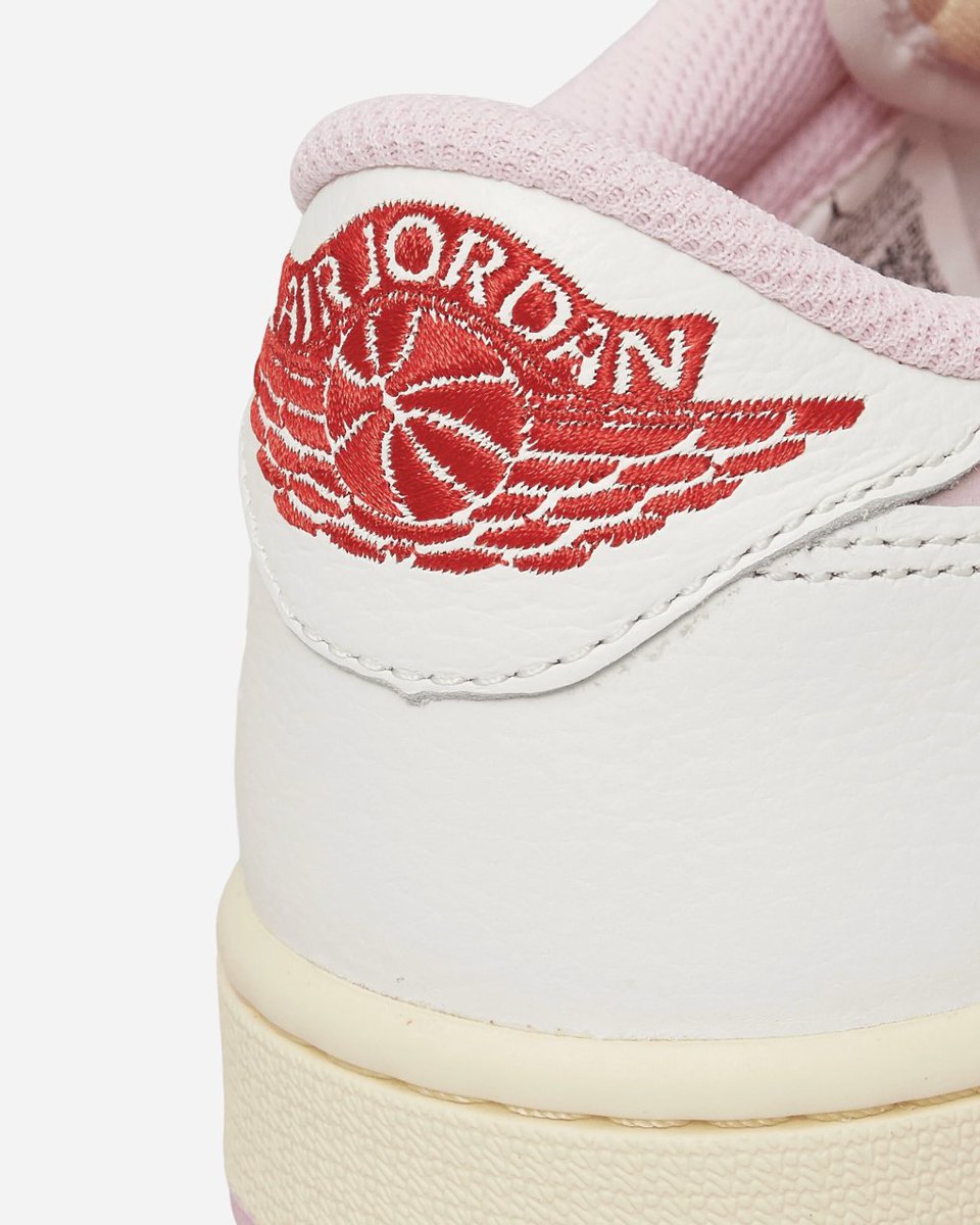 JustFreshKicks tweet media
