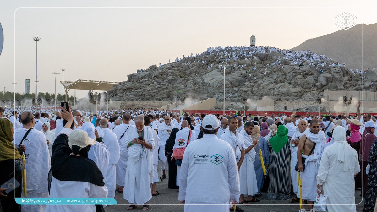 GEOSA_GOV_SA's tweet photo. من سماء مشعر عرفات؛ شاركت #الجيومكانية في جولات ميدانية بالطيران العمودي، بالتنسيق مع إدارة المتابعة الجوية بوزارة الداخلية والقوات الجوية، لمتابعة تصاريح الأعمال الجيومكانية لطائرات الدرونز، والتأكد من تطبيق الضوابط الجيومكانية المعتمدة؛ دعمًا لخدمة ضيوف الرحمن في موسم #حج_1447هـ
#حياكم_الله