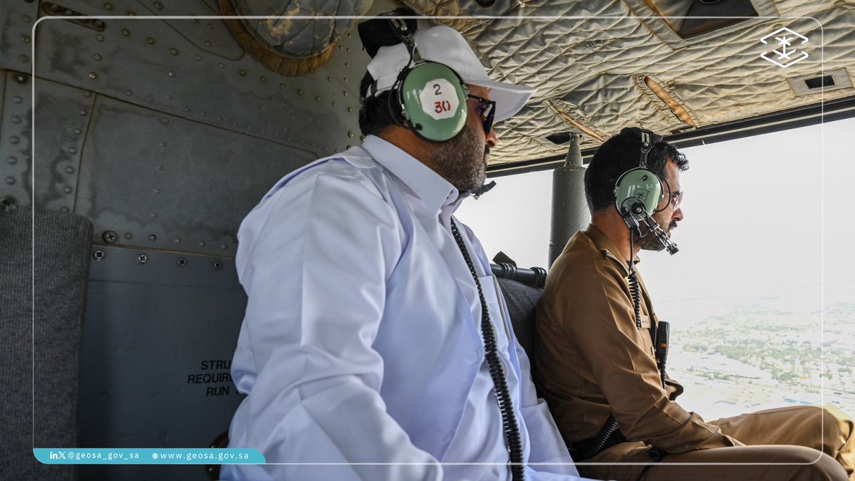 GEOSA_GOV_SA's tweet photo. من سماء مشعر عرفات؛ شاركت #الجيومكانية في جولات ميدانية بالطيران العمودي، بالتنسيق مع إدارة المتابعة الجوية بوزارة الداخلية والقوات الجوية، لمتابعة تصاريح الأعمال الجيومكانية لطائرات الدرونز، والتأكد من تطبيق الضوابط الجيومكانية المعتمدة؛ دعمًا لخدمة ضيوف الرحمن في موسم #حج_1447هـ
#حياكم_الله