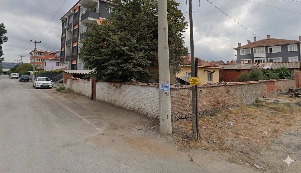 fmuslu's tweet photo. Balıkesir'in Kepsut ilçesinde müstakil evin bahçesine salonun o küçücük penceresinden bakıyordum. Yaşım ya 8 ya 9. Ceviz ağacına (artık yok) bağlı bir koç önüne konmuş otları yiyordu. Ertesi günü merakla bekliyordum. Kurban gelmişti. Hafızamı zorluyorum da çocukluğumda "Kurban bayramı geldi" dediğimi anımsamıyorum. Hep "kurban geldi" demişimdir sanki. Küçük kardeşimle sevmeye yanına gittiğimizde göz göze gelmiştik hayvancağızla. Sessizce beklemiştik. İzlemiştik öylece hareketlerini. Kardeşimin elimi sım sıkı tutmasını hala tebessümle hatırlarım.

Babamın ve arkadaşının koçu küçük kamyonetin kasasından indirirken kan ter içinde kalmasını hatırlıyorum. Ne zordu! Oysa köydeki dayım kucağına alır indirirdi onu! Ben de dayım gibi olacaktım. Zorlanmayacaktım! Korkmayacaktım! Hatta bir gün o kurbanı bismillah diyerek ben kesecektim.

Anneme kurbanı her sene sorardım. O da Hz. İsmail kıssasını anlatırdı bıkmadan. Her defasında hikaye öyle etkilerdi ki gökyüzüne bakıp acaba başka bir tane daha gelir mi derdim kendi kendime. Hey gidi günler! Artık göklerden bir koç gelir mi diye sormuyorum. Hz. İbrahim'in oğlu İsmail'le imtihanı o kadar şey anlatıyor ki. Hepimizin bir İsmail'i var. Benim de elini tutup gökyüzünü gösterdiğim bir Aziz'im var artık. O merak etmese de ben sebatla ona işaret etmeye devam edeceğim. "Ey iman edenler! Sabır ve namaz ile Allah'tan yardım isteyin. Çünkü Allah, muhakkak sabredenlerle beraberdir." (Bakara/153)

Şimdi başka bir şehirde bir apartmanın 10. katındayım. Aşağıya bakıyorum. Gördüğüm sadece boş otopark ve birkaç araba. Tek tük, elinde fazla sayıda ekmekle insan silüeti de görebiliyorum. Yine de tüm bunlar bana bayramı hissettirmiyor. Hiçbir bahçede bir koç yok. Ramazan bayramına kavuşurken Faslı Müslüman Hassan Aourid'in "Mekke'ye Kanmak" adlı kitabını okurken hüzünlenmiştim. Şimdi onu yeniden elime aldım. Arafat'ta toplanan Müslümanlarla o anları paylaşabilmek için iç geçiriyorum. Ama en azından Aziz'in yeşil cami dediği camide teşrik tekbirlerine iştirak edebiliyorum.

Rabbim hepimize nasip eylesin. Hayırlı bayramlar.