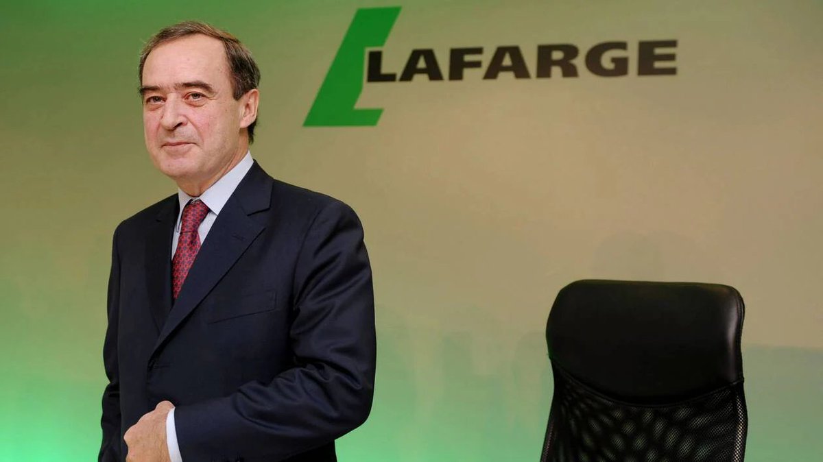 SirenesFR's tweet photo. 🔴LES EX-DIRIGEANTS DE LAFARGE CONDAMNÉS POUR FINANCEMENT DU TERRORISME REMIS EN LIBERTÉ

💰 Plus de six semaines après leur incarcération, l’ex-PDG Bruno Lafont et son bras droit Christian Herrault ont été libérés sous contrôle judiciaire par la cour d’appel de Paris.

🔍 Ils avaient été condamnés en avril pour avoir versé près de 5,6 millions d’euros à des groupes jihadistes en Syrie afin de maintenir leur cimenterie en activité entre 2013 et 2014.

⚖️ La cour a estimé que la détention n’était plus indispensable. Ils sont interdits de quitter le territoire et doivent verser une caution importante. Tous les condamnés ont fait appel. (BFM Business)