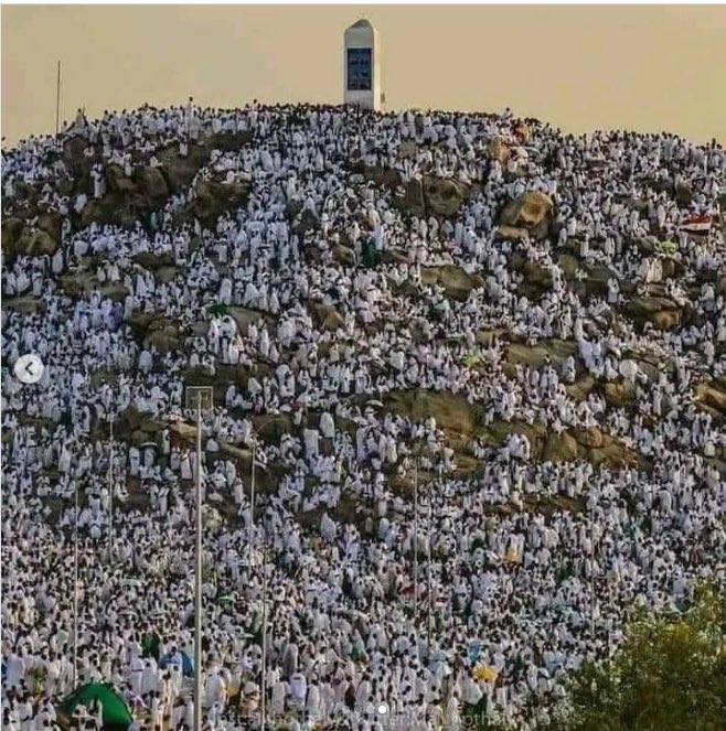 SwarAlDahab's tweet photo. هذة خاطرة كتبت إبان حجنا قبل سنوات وهي فيض من شيئ في النفس لاتسعه الكلمات : 

ليس أعجبَ في الحج أن ملايين البشر يأتون من أطراف الأرض ..

بل الأعجب أن هذا السيل البشري الهائل لا يأتي ليصنع مدينةً من الحجر والبنايات
وإنما ليقيم، لعدة أيام، مدينةً من المعنى.

ترى بقلبك منى  ليست ازدحامًا عابرًا ، 
ولا مجرد خيام نُصبت لموسم ثم ترفع ،
بل هي صورةٌ نادرةٌ لفكرة إيمانية حين تتحول إلى هندسة.

وادي ضيق، تحاصره الجبال،
ومع ذلك يتّسع كل عام لملايين القلوب،
كأن المكان نفسه يتعلّم من شعيرة الحج كيف يضيق في الصورة، ويتسع في الحقيقة.

والعجيب أن الإنسان إذا نظر إلى منى  بعين المادة رأى تحدّيًا هائلًا:
مساحة محدودة،
وحركة كثيفة،
وملايين الأجساد،
وأوقات دقيقة،
ومناسك لا تحتمل الفوضى.

لكن إذا نظر إليها بعين البصيرة، رأى أكثر من ذلك:
رأى أن هذا الدين لم يترك للروح أن تحلّق في الفراغ،
بل أنزلها إلى الأرض،
ورتّب لها المسار،
وضبط لها الخطى،
وجعل من انتظام الحركة جزءًا من تهذيب القلب.

فالحج ليس رحلةً إلى مكانٍ فحسب،
بل إعادةُ تشكيلٍ للإنسان.

يبدأ بالتجرد من المخيط والزينة،
كأن أول ما يقال لك في الطريق إلى الله:

اخرج من نفسك كما خرجت من ثيابك.
ثم يطوف بك حول مركزٍ واحد،
ليعلّمك أن الحياة التي كانت مبعثرة الجهات
لا بد أن تعود إلى قبلة.

ثم يسعى بك بين الصفا والمروة،
ليقول لك إن الرجاء ليس فكرةً تُتلى،
بل حركةٌ تُعاد،
وخَطو بين خوفٍ وأمل.

ثم يحملك إلى عرفة،
فيُوقفك في أكبر درسٍ في الوجود:

أن أعظم السير هو الوقوف بين يدي الله.
ثم يدفعك إلى منًى،
حيث يتحول الإيمان إلى انضباط،
والشوق إلى ترتيب،
والنسك إلى معمارٍ عجيب،
ترى فيه كيف تخدم الهندسةُ العبادة،
وكيف يصير التنظيم نفسه لونًا من ألوان الرحمة.

ومنًى في هذا كله ليست مشعرًا فحسب،
بل معجزةٌ متجددةٌ في معنى التهيئة:
أرضٌ لا تُملك ليتسع معناها للجميع،
ومكانٌ لا يُراد له أن يكون سلعةً،
لأنه وجد  ليكون موقفًا.

وكأن الشريعة هنا تنزع عن الأرض منطق الامتلاك،
لتردّها إلى منطق الخدمة،
فيتعلم الإنسان، ولو أيامًا معدودات،
أن ليس كل ما يُنتفع به يُقتنى،
وأن أعظم الأماكن قد تكون تلك التي لا تقول لك هدا لك 
بل تقول: هذا موضع عبورك إلى الله.

ثم انظر إلى الخيام:
ليست بيوتًا بالمعنى المألوف،
ولكنها تؤوي ملايين الأرواح في أيام معدودات،
كأنها تذكير صامت بأن الإنسان، مهما بالغ في التعلق بالدنيا،
فإنه في النهاية عابر سبيل،
وأن أجمل ما في الحج أنه يعلّمك السكن المؤقت،
حتى لا تنخدع بسكن  تظنه دائمًا.

وفي جسر الجمرات تظهر عبقرية أخرى:
فالناس لا يرمون أحجارًا فقط،
بل يرمون تاريخًا طويلًا من غواية النفس.
والحركة هنا محسوبةٌ بدقة،
لكن الرمز أوسع من كل حساب:

أن الإنسان لا ينجو من داخله إلا إذا أعلن عداءه للباطل مرةً بعد مرة،
وأن الشيطان لا يُرمى بحصاة اليد فقط،
بل بحصاة القرار،
وحصاة التوبة،
وحصاة الصدق مع الله.

ولهذا فالحج، في جوهره، ليس مشهدًا ضخمًا فحسب ..

بل بنية ربانية  مذهلة:
كل شيءٍ فيه يوحي أن الله لا يربّي الإنسان بالفكرة وحدها .. 
بل بالمكان وبالزمن وبالتكرار 

وبالانتقال من شعيرة الي شعيرة ،
حتى يخرج الحاجج  من الرحلة وقد تهذب ظاهره وباطنه معًا.

فإذا رأيتَ منى 
فلا تنظر إليها على أنها أكبر مدينة خيام في العالم فقط،
ولا على أنها إنجاز تنظيمي مهيبٌ فحسب،
بل انظر إليها كما ينبغي:
موضعٌ تتجلّى فيه عبقرية الإسلام
حين يجعل من الزحام طاعة 
ومن الحركة ذكرا 
ومن الهندسة سكينة
ومن الوادي الضيق درسًا في أن القلوب إذا اتجهت إلى الله
وسِعت ما لا تسعه الأمكنة 

وجزا الله خير الجزاء كل من جعلهم الله سببا وعونا في هذا المعنى العظيم  

سوار الذهب 
 حج 1446 / 2024