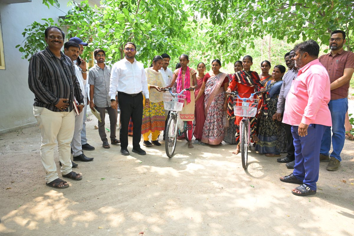 CollectorSRPT's tweet photo. 🚲 బాలికల ఆత్మవిశ్వాసానికి 'సైకిల్' వారధి! ✨

​మహిళా సాధికారత దిశగా ప్రభుత్వం ప్రతిష్టాత్మకంగా చేపట్టిన 'ప్రజా పాలన ప్రగతి ప్రణాళిక' లో భాగంగా, తిరుమలగిరిలో ఒక అద్భుతమైన కార్యక్రమం జరిగింది.

​'మహిళా శక్తి' కార్యక్రమంలో భాగంగా తిరుమలగిరి మండల సమైక్య ఆధ్వర్యంలో స్నేహ సంఘాల బాలికలకు జిల్లా కలెక్టర్ తేజస్ నంద్‌లాల్ పవార్ గారు ముఖ్య అతిథిగా విచ్చేసి సైకిళ్లను పంపిణీ చేశారు. 🌟

​కలెక్టర్ గారి మాటల్లో...

​"గ్రామీణ ప్రాంత బాలికల్లో దాగి ఉన్న క్రీడా నైపుణ్యాలను వెలికితీయడమే ఈ కార్యక్రమం ముఖ్య ఉద్దేశం. సైక్లింగ్ అనేది కేవలం శారీరక దృఢత్వానికి మాత్రమే కాదు... బాలికల్లో ఆత్మవిశ్వాసాన్ని, ధైర్యాన్ని పెంపొందించడానికి ఎంతగానో తోడ్పడుతుంది."

​ఈ కార్యక్రమంలో తిరుమలగిరి తహసిల్దార్ హరి ప్రసాద్ గారు, ఎంపీడీవో లాజర్ గారు, ఏపిఎం లక్ష్మి గారు, సిసి నాగయ్య గారు మరియు ఎమ్మెస్ అధ్యక్షురాలు కవిత గారు తదితరులు పాల్గొన్నారు. 🙌

​మహిళలు, బాలికలు అన్ని రంగాల్లో ముందడుగు వేస్తూ, తమ కలలను సాకారం చేసుకోవాలని ఆకాంక్షిద్దాం! 💪🌾
