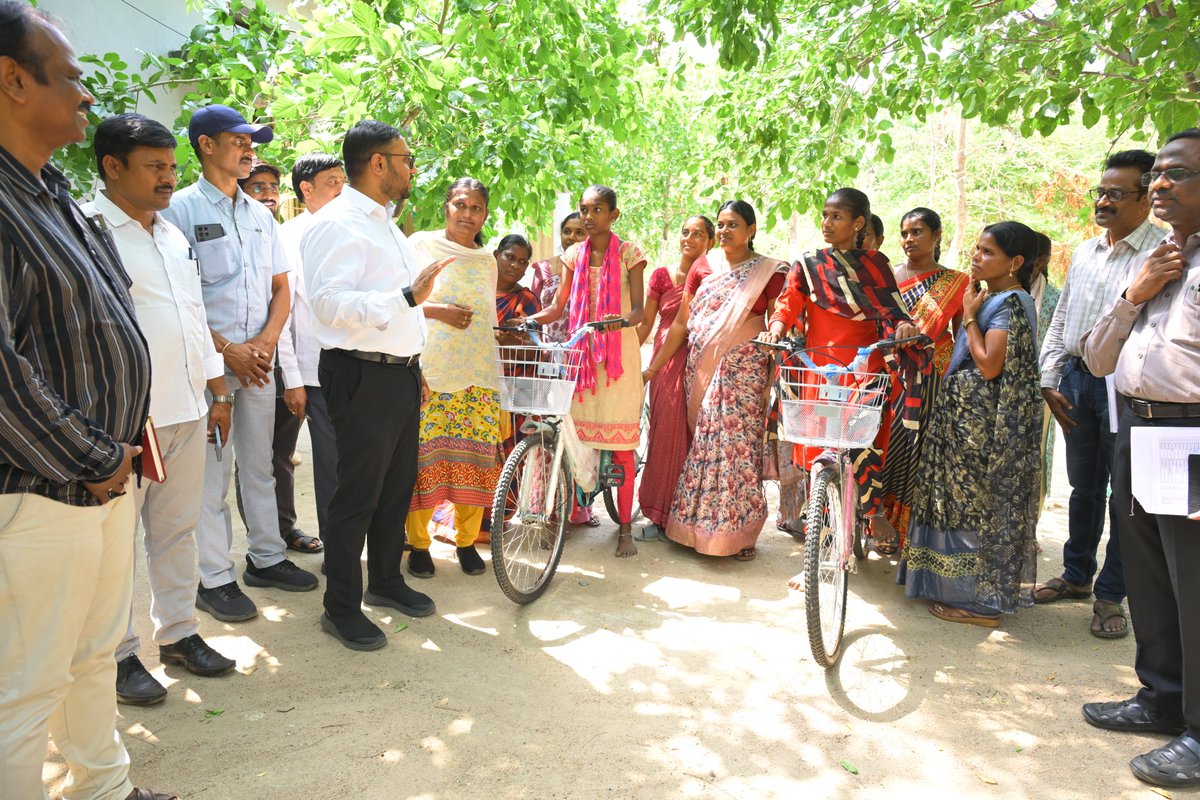 CollectorSRPT's tweet photo. 🚲 బాలికల ఆత్మవిశ్వాసానికి 'సైకిల్' వారధి! ✨

​మహిళా సాధికారత దిశగా ప్రభుత్వం ప్రతిష్టాత్మకంగా చేపట్టిన 'ప్రజా పాలన ప్రగతి ప్రణాళిక' లో భాగంగా, తిరుమలగిరిలో ఒక అద్భుతమైన కార్యక్రమం జరిగింది.

​'మహిళా శక్తి' కార్యక్రమంలో భాగంగా తిరుమలగిరి మండల సమైక్య ఆధ్వర్యంలో స్నేహ సంఘాల బాలికలకు జిల్లా కలెక్టర్ తేజస్ నంద్‌లాల్ పవార్ గారు ముఖ్య అతిథిగా విచ్చేసి సైకిళ్లను పంపిణీ చేశారు. 🌟

​కలెక్టర్ గారి మాటల్లో...

​"గ్రామీణ ప్రాంత బాలికల్లో దాగి ఉన్న క్రీడా నైపుణ్యాలను వెలికితీయడమే ఈ కార్యక్రమం ముఖ్య ఉద్దేశం. సైక్లింగ్ అనేది కేవలం శారీరక దృఢత్వానికి మాత్రమే కాదు... బాలికల్లో ఆత్మవిశ్వాసాన్ని, ధైర్యాన్ని పెంపొందించడానికి ఎంతగానో తోడ్పడుతుంది."

​ఈ కార్యక్రమంలో తిరుమలగిరి తహసిల్దార్ హరి ప్రసాద్ గారు, ఎంపీడీవో లాజర్ గారు, ఏపిఎం లక్ష్మి గారు, సిసి నాగయ్య గారు మరియు ఎమ్మెస్ అధ్యక్షురాలు కవిత గారు తదితరులు పాల్గొన్నారు. 🙌

​మహిళలు, బాలికలు అన్ని రంగాల్లో ముందడుగు వేస్తూ, తమ కలలను సాకారం చేసుకోవాలని ఆకాంక్షిద్దాం! 💪🌾