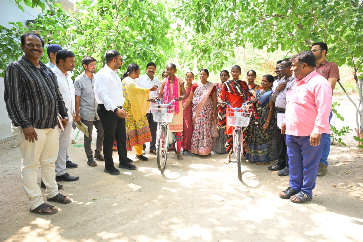 CollectorSRPT's tweet photo. 🚲 బాలికల ఆత్మవిశ్వాసానికి 'సైకిల్' వారధి! ✨

​మహిళా సాధికారత దిశగా ప్రభుత్వం ప్రతిష్టాత్మకంగా చేపట్టిన 'ప్రజా పాలన ప్రగతి ప్రణాళిక' లో భాగంగా, తిరుమలగిరిలో ఒక అద్భుతమైన కార్యక్రమం జరిగింది.

​'మహిళా శక్తి' కార్యక్రమంలో భాగంగా తిరుమలగిరి మండల సమైక్య ఆధ్వర్యంలో స్నేహ సంఘాల బాలికలకు జిల్లా కలెక్టర్ తేజస్ నంద్‌లాల్ పవార్ గారు ముఖ్య అతిథిగా విచ్చేసి సైకిళ్లను పంపిణీ చేశారు. 🌟

​కలెక్టర్ గారి మాటల్లో...

​"గ్రామీణ ప్రాంత బాలికల్లో దాగి ఉన్న క్రీడా నైపుణ్యాలను వెలికితీయడమే ఈ కార్యక్రమం ముఖ్య ఉద్దేశం. సైక్లింగ్ అనేది కేవలం శారీరక దృఢత్వానికి మాత్రమే కాదు... బాలికల్లో ఆత్మవిశ్వాసాన్ని, ధైర్యాన్ని పెంపొందించడానికి ఎంతగానో తోడ్పడుతుంది."

​ఈ కార్యక్రమంలో తిరుమలగిరి తహసిల్దార్ హరి ప్రసాద్ గారు, ఎంపీడీవో లాజర్ గారు, ఏపిఎం లక్ష్మి గారు, సిసి నాగయ్య గారు మరియు ఎమ్మెస్ అధ్యక్షురాలు కవిత గారు తదితరులు పాల్గొన్నారు. 🙌

​మహిళలు, బాలికలు అన్ని రంగాల్లో ముందడుగు వేస్తూ, తమ కలలను సాకారం చేసుకోవాలని ఆకాంక్షిద్దాం! 💪🌾