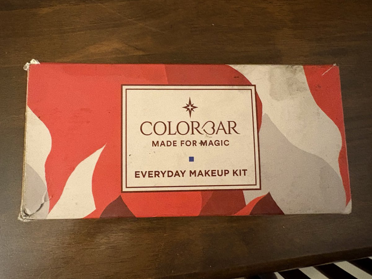 DebRasaily's tweet photo. @myntra @MyntraSupport @jagograhakjago @consumercourtin 3rd time @myntra has failed to deliver a proper product. Bad quality make up kit sent. 2 years old , torn, dirty box https://t.co/lQBYFIsUoZ